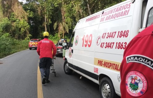 Carro capotado em Araquari