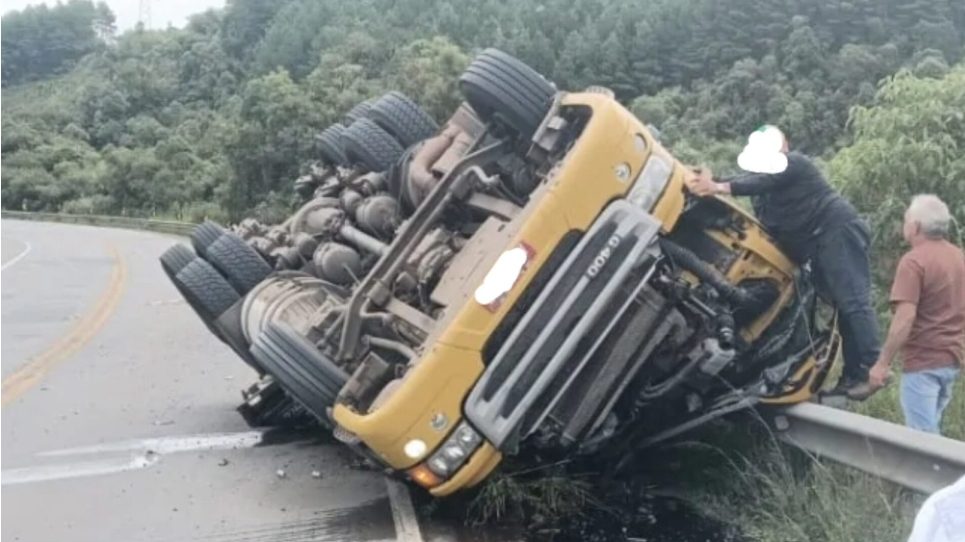 Caminhão tomba na Serra Dona Francisca em Joinville e causa interrupção no tráfego