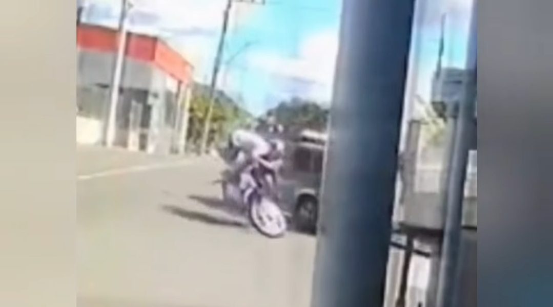 Motociclista Foge e Colide com Viaturas da PM em Perseguição em Jaraguá do Sul