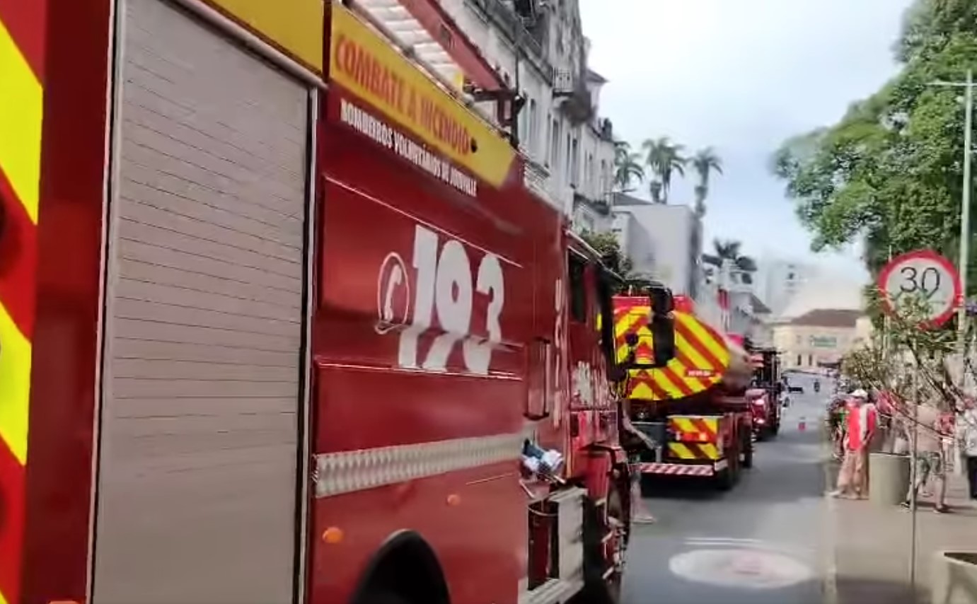 Bombeiros atendendo ocorrência