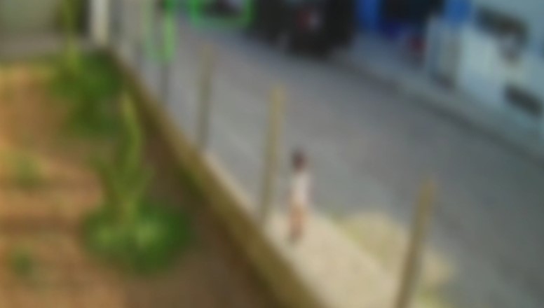 Menino andando sozinho em Itapema