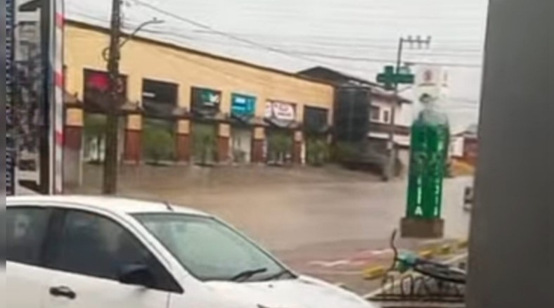 Rua Rio Tocantins alagada