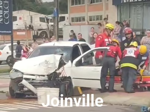Carro colidido em poste na Rua Prefeito Helmuth Fallgatter