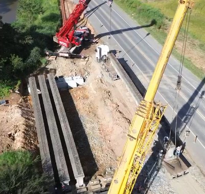 Obra de lançamento de vigas na BR-280 em Araquari