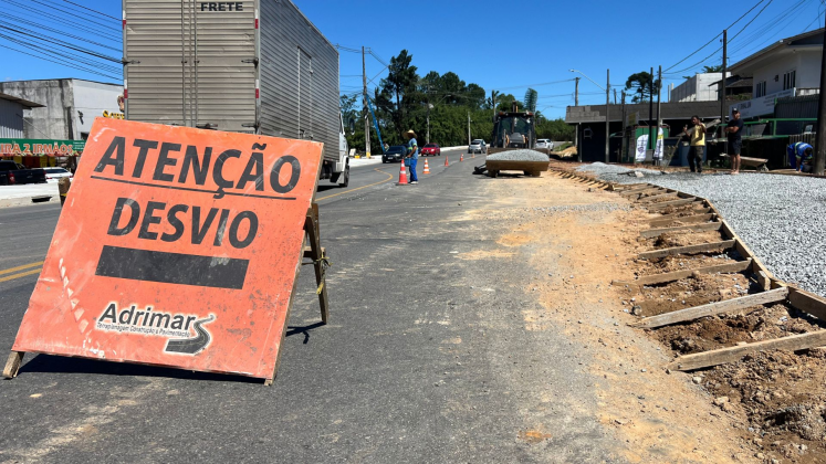 Avenida em Araquari em obras